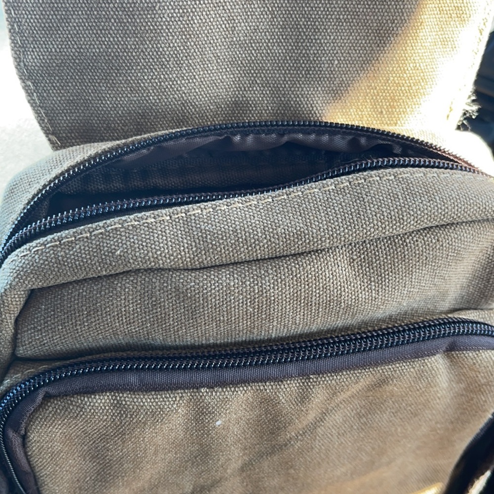 Colorado Crossbody Bag. ✌️♥️👜 - Picture 4 of 5